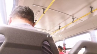 con las tetas de fuera en el autobus