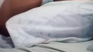 Latina joven se masturba en la mañana, antes de que su padre se levante orgasmo real 