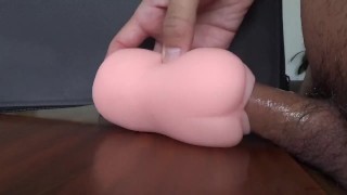 久しぶりにオナホに挑戦したところ、秒で射精してしまう早漏君。黄ばんだ濃厚精子を大量中出し。