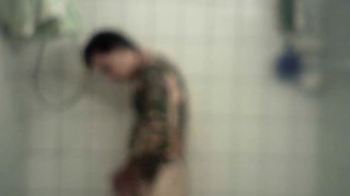 Homme bi et tattoué prend une longue douche chaude