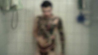 Homme bi et tattoué prend une longue douche chaude