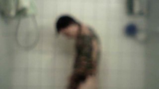 Homme bi et tattoué prend une longue douche chaude