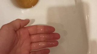 I piss on my palm and jerk off in the toilet ... Писаю на руку и дрочу блестящую залупу...