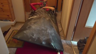 Mit Fantasticrubber Krageneinstieg Catsuit in Vakuumbett