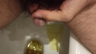 Peeing and playing with my prick ... Писаю и играю с головкой члена...