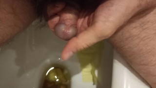 Peeing and playing with my prick ... Писаю и играю с головкой члена...