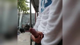 Chico se masturba en público