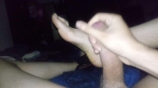 Me jalo los huevos azotándome la verga en el abdomen