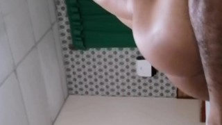 Activo musculoso y nalgon cogiendo a putito tragon 