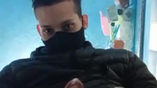 Chico rubio masturbando su gran polla, leche bien rico 