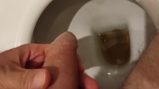 I pee in the toilet and show my dickhead ... Писаю в ладошку и откатываю головку члена...