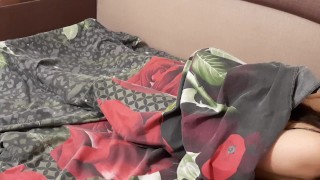 Под одеялом меня ждала девушка со страпоном, которая хорошо меня выебала в киску