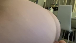 Ma demi-soeur me fait , je baise son gros cul et je jouis à l'intérieur.