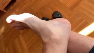 Хочешь понюхать мои ноги?