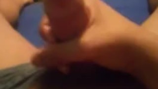 Chico caliente se masturba en casa 