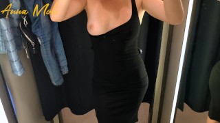 Девушка в примерочной выбирает новое платье В обтягивающем ANNA MOLE POV