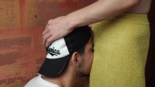 After a shower, I put a big cock in the mouth of my friend's brother ... Ate my cum!