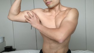 Nerdy guy flexes his biceps and muscles and shoots and spreads a nice big load all over his chest!