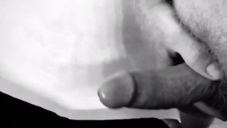 Masturbazione con bella sborrata in B/W