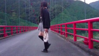 Honoka who likes to expose himself outdoors in the middle of a bridge.