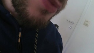 Lusttropfen vom eigenen Schwanz - Precum abgeleckt, probiert und brav geschluckt :-P