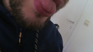 Lusttropfen vom eigenen Schwanz - Precum abgeleckt, probiert und brav geschluckt :-P