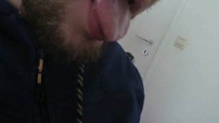 Lusttropfen vom eigenen Schwanz - Precum abgeleckt, probiert und brav geschluckt :-P