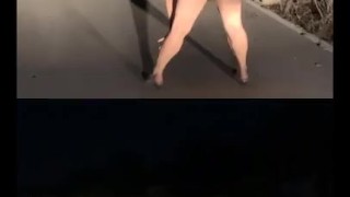 Caminando desnuda por una calle solitaria, exhibicionista desnuda carretera