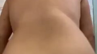 Masturbándome bien Rico en el baño incluye squirt y creampie.