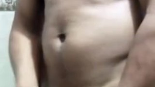 Chico se masturba en el baño de la universidad