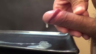 寸止めするも、まったく我慢できずに精液がダダ漏れになってしまっている変態君。