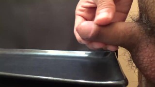 寸止めするも、まったく我慢できずに精液がダダ漏れになってしまっている変態君。