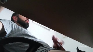 Me masturbo con mi familia en casa