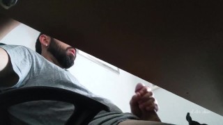 Me masturbo con mi familia en casa