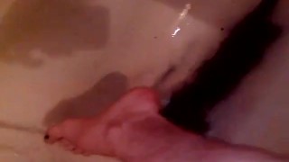 Сосу сам себе и дрочу ногами в ванной selfsuck autofellatio