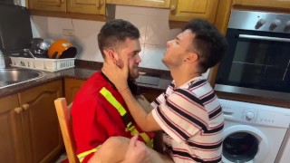 El bombero se lo folla en todas las posiciones 