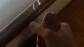 Ragazzo arrapato viene sulla finestra coprendola di sperma
