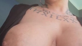 Con gafas y enseñando tetas