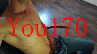 спортивный парень ласкает свой большой член и стонет