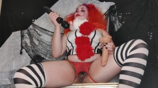 SEXY SPOOKY CLOWN GIRL PENNYWISE FUCKS HERSELF AND SQUIRTS