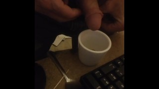 je bois ma pisse a la tasse