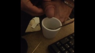 je bois ma pisse a la tasse