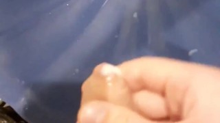 Парень дрочин и быстро кончает в трусах