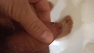 Pissing in the bathrom. Писсинг в ванной. Писаю на свои ножки и немного массирую член.