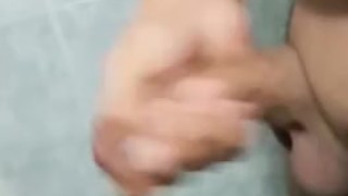Latino se masturba en el baño