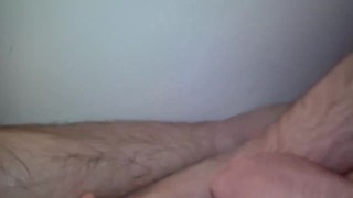 Сам себе дрочит ногами в ванной self suck autofellatio self footjob