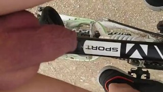 Outdoor - Nackt auf dem Fahrrad