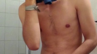 me masturbo y juego con mi piss