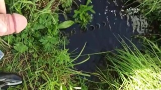 дрочка на улице и камшот в лужу