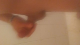 Latino masturbándose en baño 